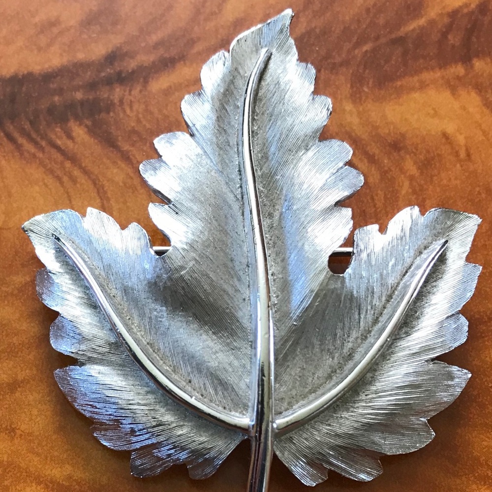 1960s TRIFARI MAPLE LEAF Silver Tone Brooch